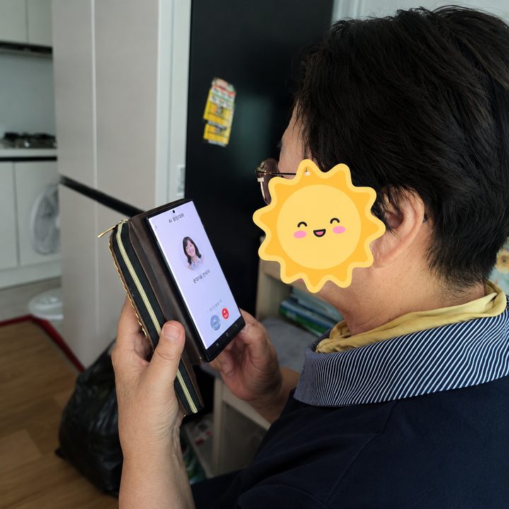 리콜미 실증 현장에서 휴대폰으로 대화하는 어르신